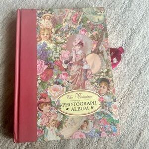 The Victorian Photograph Album 1999 Edition Never Used Hard Cover / 31 Photos